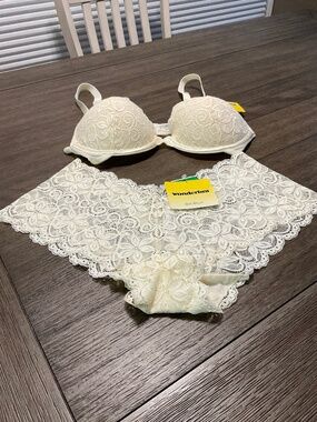 Wonderbra Bra (sz 38C) and Matching Panty Soft Yellow